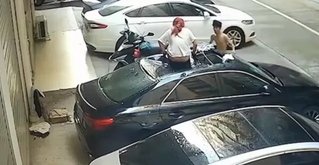 Balkonda eşiyle cinsel ilişkiye giren kadın, dengesini kaybedince park halindeki arabanın üzerine düştü