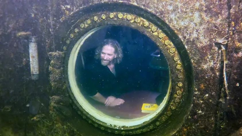 74 gündür suyun altında yaşıyor... Üniversite profesörü rekor kırdı, hala su üstüne çıkmıyor...