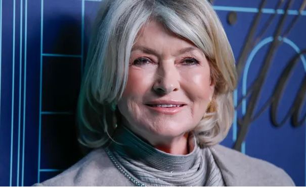 81 yaşındaki Martha Stewart, ünlü dergiye mayolu poz verdi