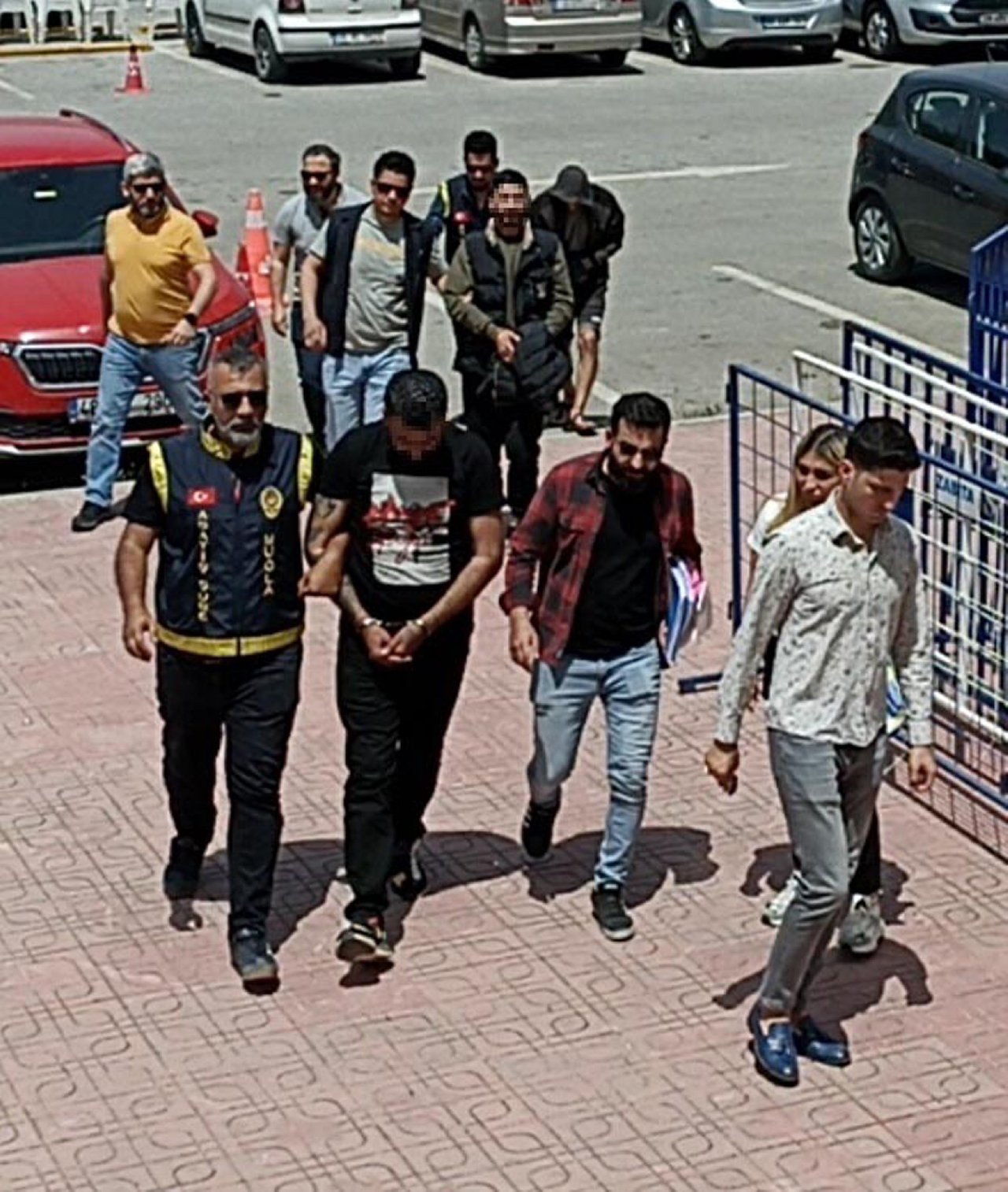 Apart İşletmecisinin Cinayet Şüphelisi ve Ona Yardım Eden 2 Kişi Adliyede