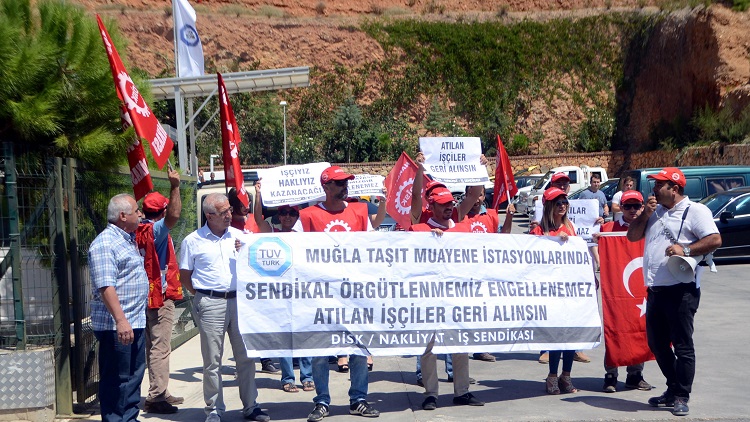 Sendikaya üye oldukları gerekçesiyle işten çıkarılan işçilerden protesto