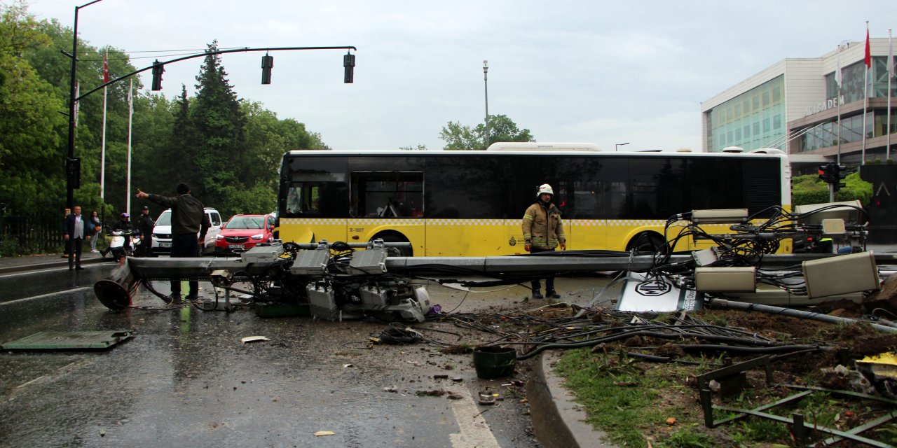 Sarıyer'de İETT otobüsü önce direğe sonra otomobile çarptı