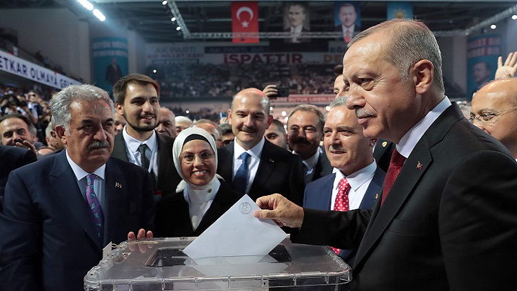 AKP'li Cumhurbaşkanı Erdoğan yeniden AKP Genel Başkanı seçildi