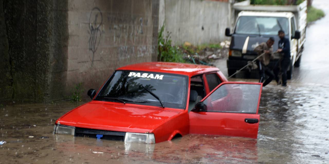 Edirne'de sağanak 2 saat sürdü: Evleri su bastı, araçlar yolda kaldı