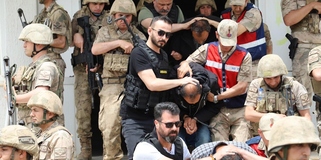 Jandarma kıyafeti giyip Irak uyruklu kişileri yağmalayan 4 kişi tutuklandı