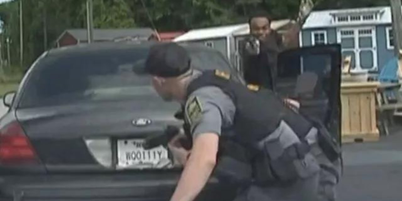 ABD'de akıl almaz olay! Arabasını durdurdu, arkasındaki polislere sıktı!