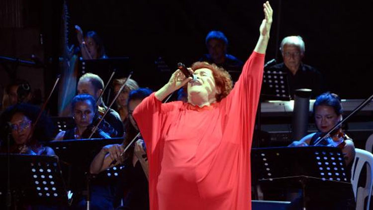 Selda Bağcan Bodrum'da konser verdi