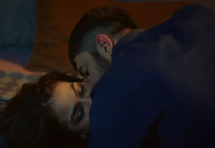 Tutkulu anlar bitmiyor... Adım Farah'da Demet Özdemir ve Engin Akyürek'in yatak sahnesi olay oldu...