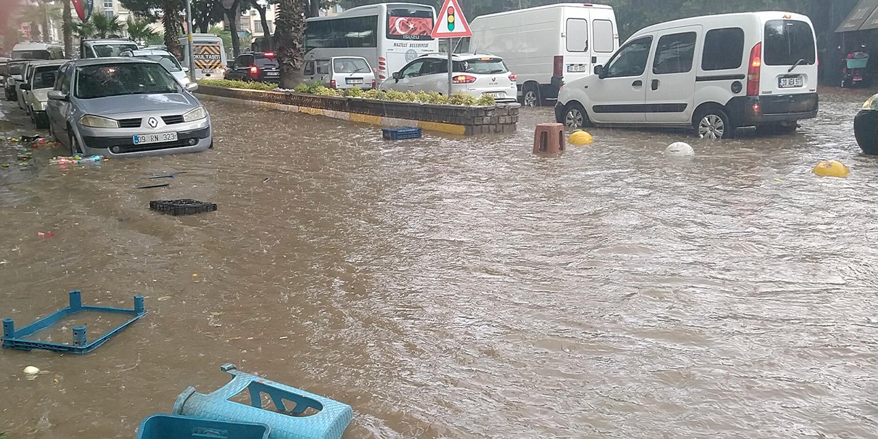Sağanak yağış etkili oldu; cadde ve sokaklar suyla doldu