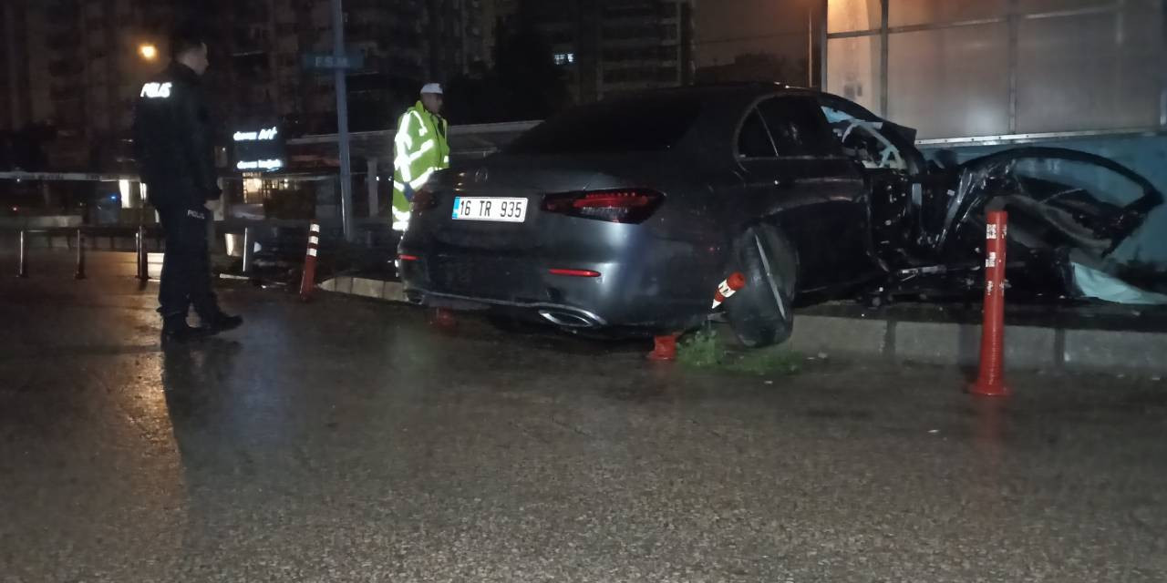 Otomobil, Metro Duvarına Çarptı: 3 Ölü