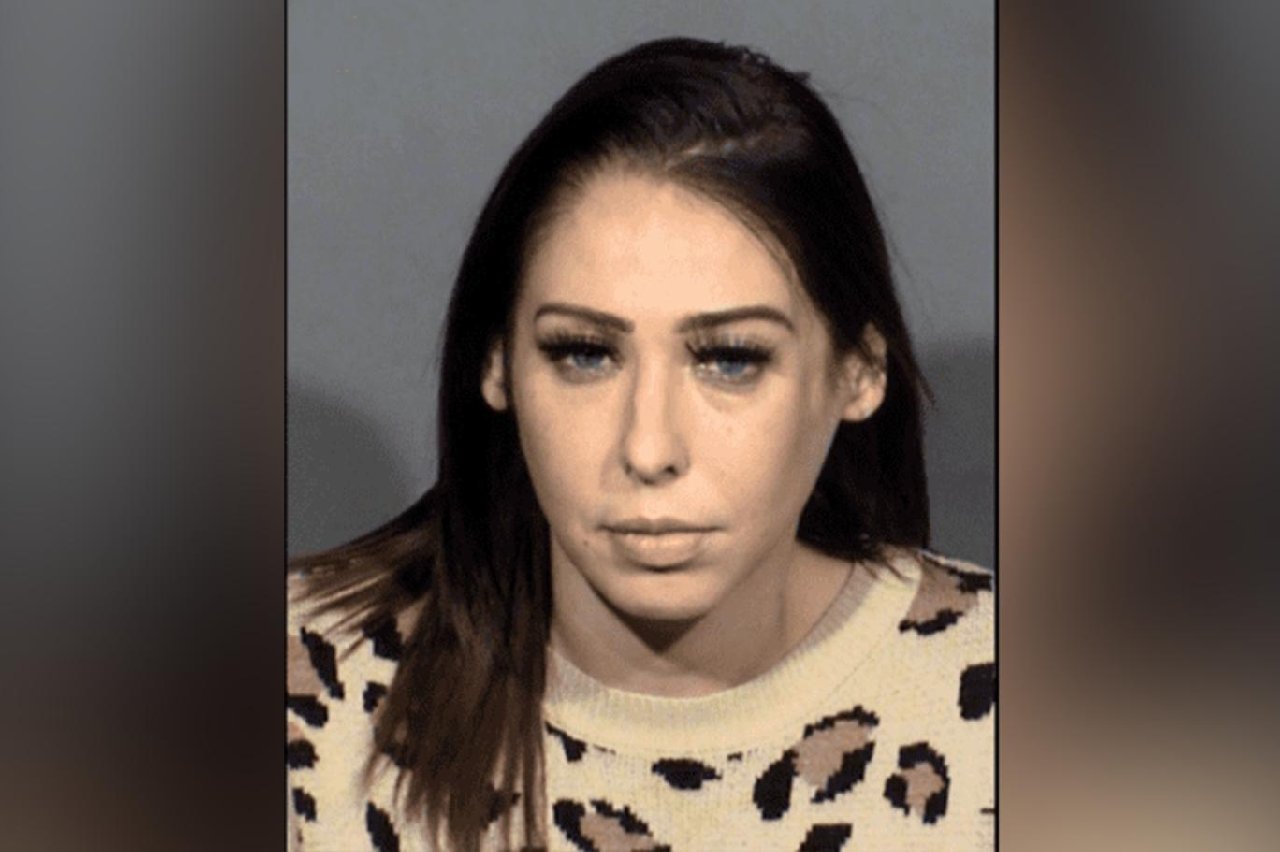 Çaldığı saati cinsel organında saklayan kadın metal dedektörü ötünce yakalandı