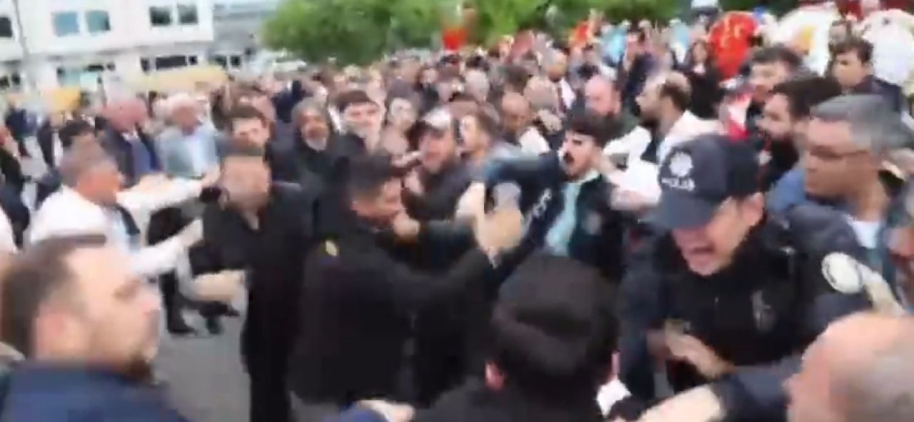 19 Mayıs Çelenk koyma töreninde CHP ve MHP'liler arasında arbede çıktı