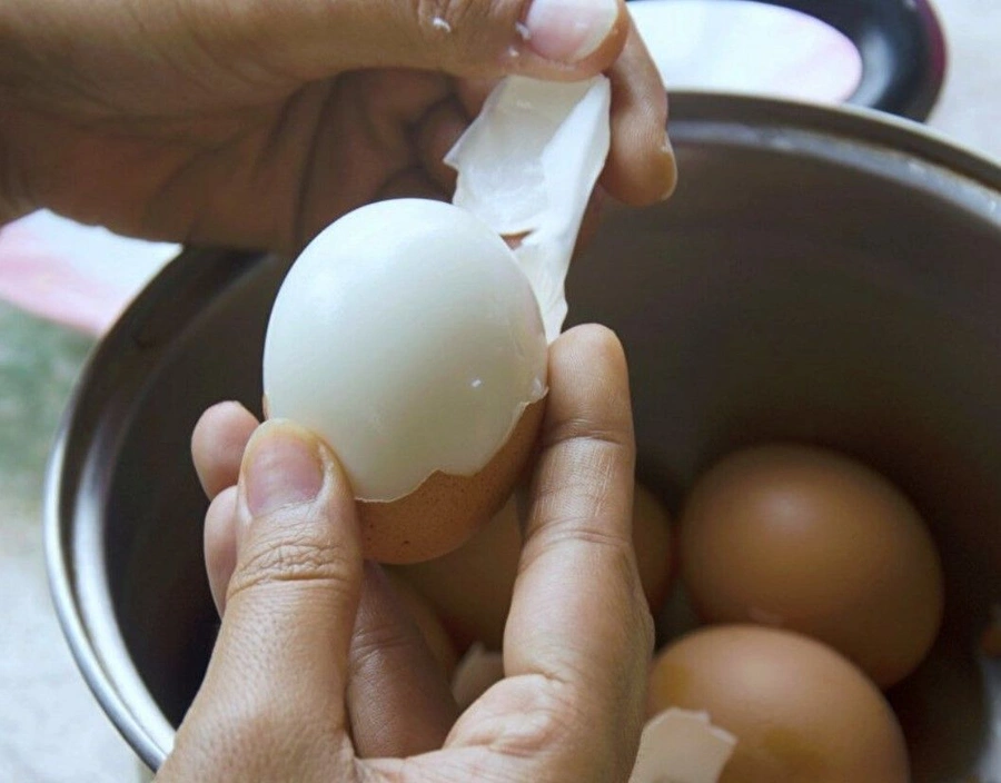 Meğer yıllarca boşa uğraşmışız: Yumurtayı 1 saniye içinde soymanın tüyosu belli oldu