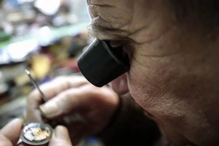 Zamana yön veren usta: Yıllardır saatlere ayar veriyor