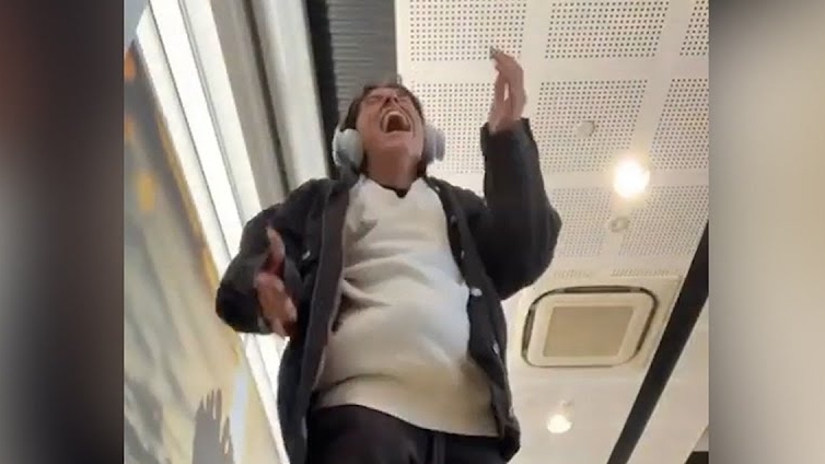 Kat kat giyinseler de ekstra bagaj ücretinden kaçamadılar; o anlar kamerada