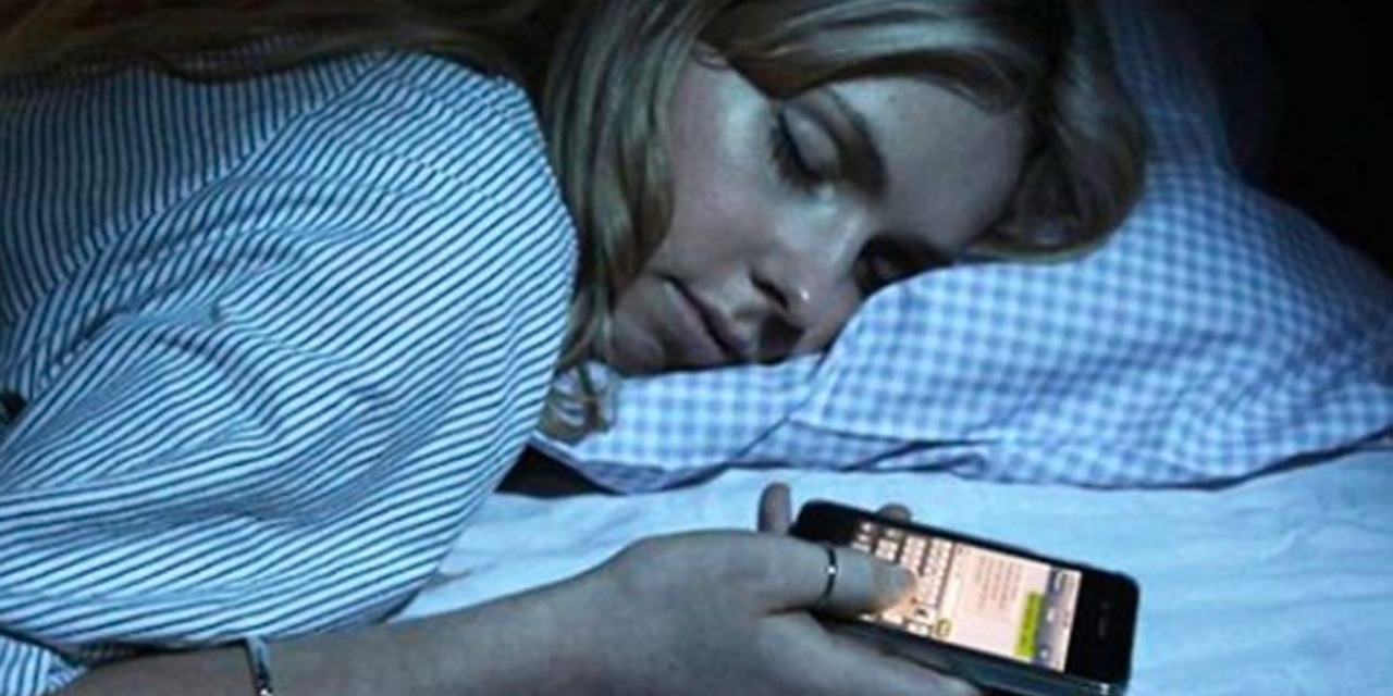Baş ucunuzda telefonla uyumanın psikolojik ve fiziksel sonuçlarını duyunca çok şaşırtacaksınız!