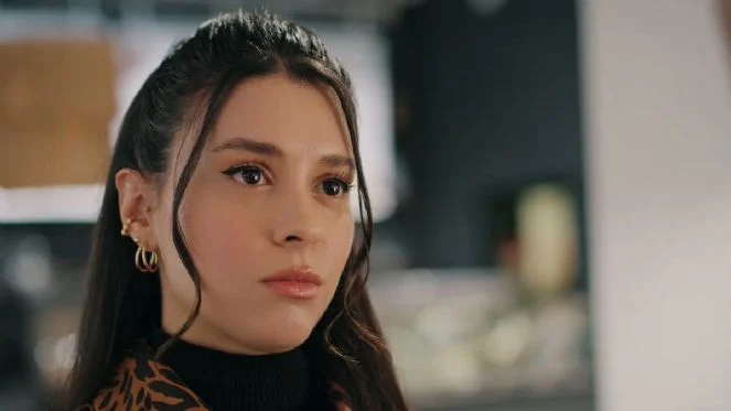 Yalı Çapkını’nın Pelin’i sere serpe uzandı! Bikinili pozuyla büyüledi: Bakan bir daha baktı... İşte o cesur pozlar...