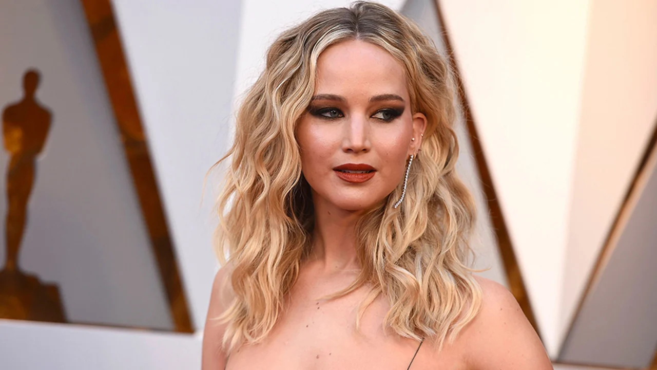 Gören şaşırdı... Jennifer Lawrence, Cannes Film Festivali’ne parmak arası terlikle katıldı: Tercihi ilginç bulundu...