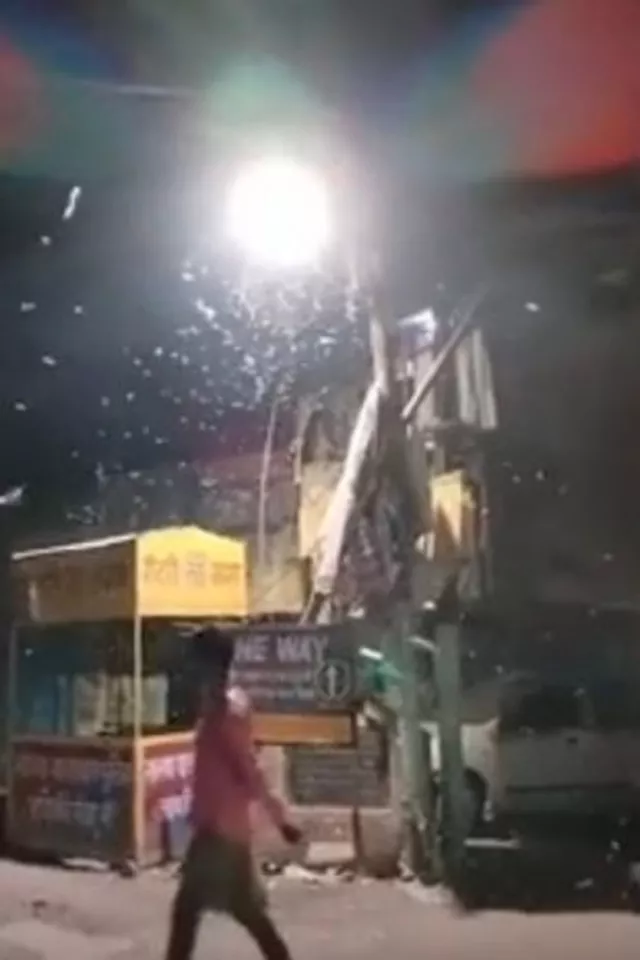 Gökten solucan yağarken yetkililer halkı “Şemsiye kullanın” diyerek uyardı