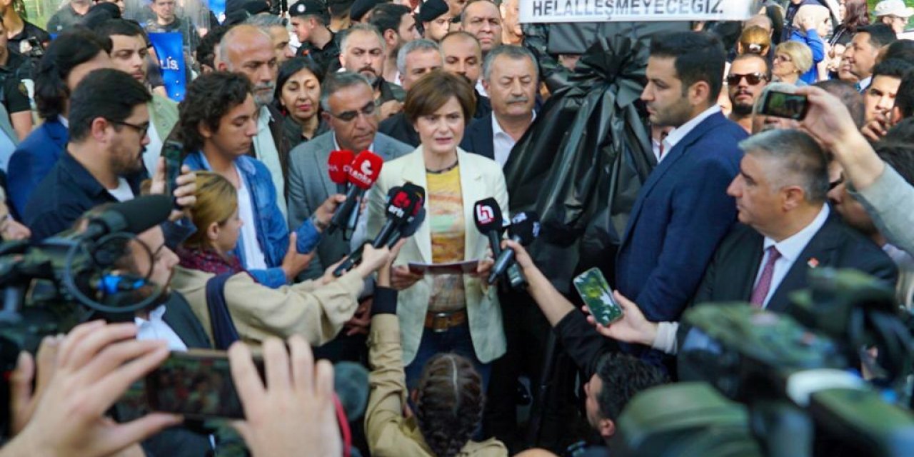 CHP'den Eş Zamanlı Protesto! AKP İl Başkanlıklarına Siyah Çelenk Bıraktılar!