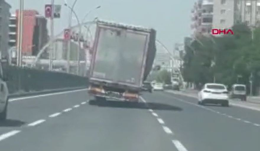 Dorsesi yan yatmış TIR akan trafikte böyle seyretti