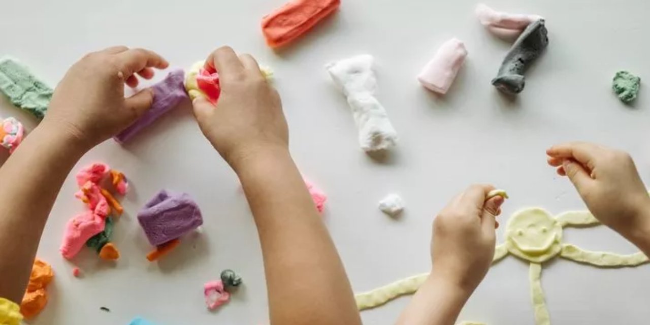 "Ben evde yaparım, dışarıdan almam" diyenler buraya! Evde çocuğunuz için oyun hamuru nasıl yapabilirsiniz?