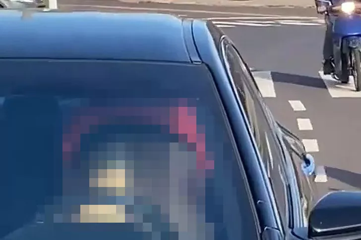 Görenleri şoke ettiler! Seyir halindeki aracın içinde cinsel ilişkiye girerken yakalandılar...