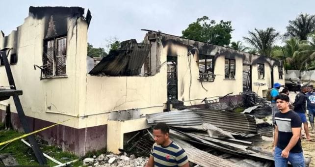 Kendisinden büyük bir erkekle ilişki yaşayan öğrenci ceza aldı, telefonunun alınmasına kızıp yatakhaneyi yaktı: 19 ölü