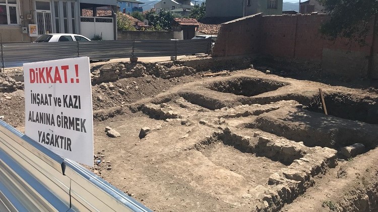 Yıkılan eski binanın temelinden Osmanlı dönemine ait ev kalıntıları çıktı