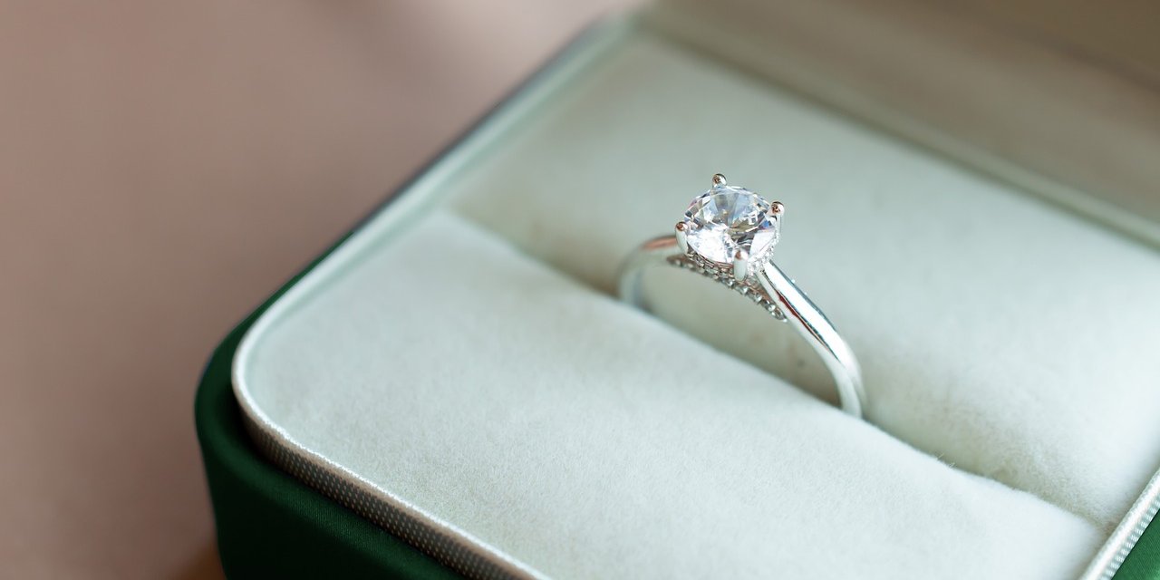 Tuvalete Düşürdüğü Elmas Yüzüğünü 13 Yıl Sonra Buldu