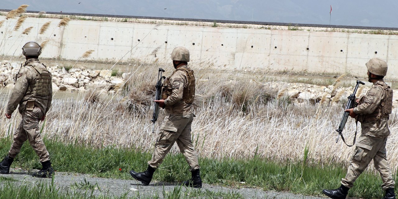 Van Gölü'ndaki Dikkuyruk Kuşlarını, Kimse Yemesin Diye Jandarma Koruyor