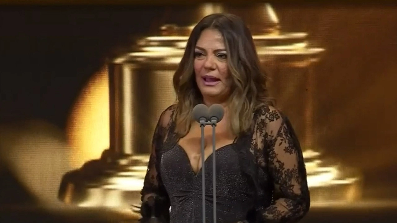 Ünlü şarkıcı şarkıcı İzel'i yıkan ölüm haberi