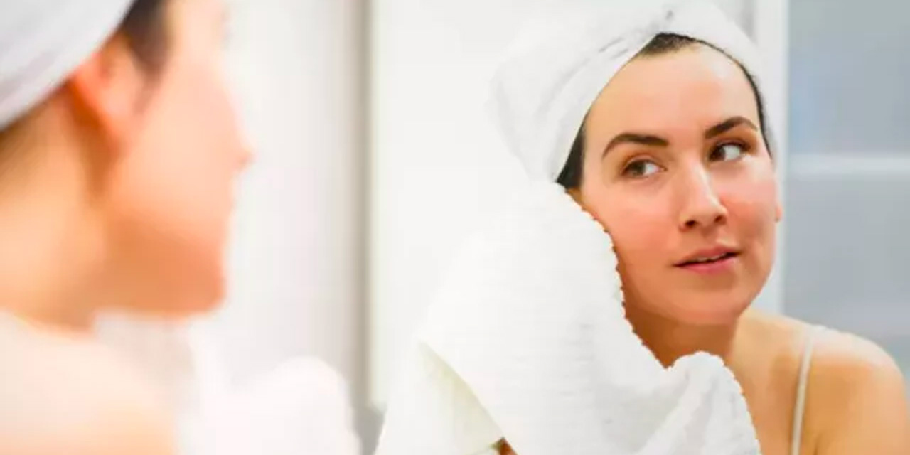 Cilt uzmanı yüz yıkarken en sık yapılan yanlışı açıkladı! Sivilceye sebep oluyor...