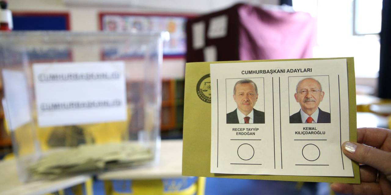 AKP itiraz etti, Atatürk rozeti ve Türk Bayrağı siyasi simge sayılarak yasaklandı