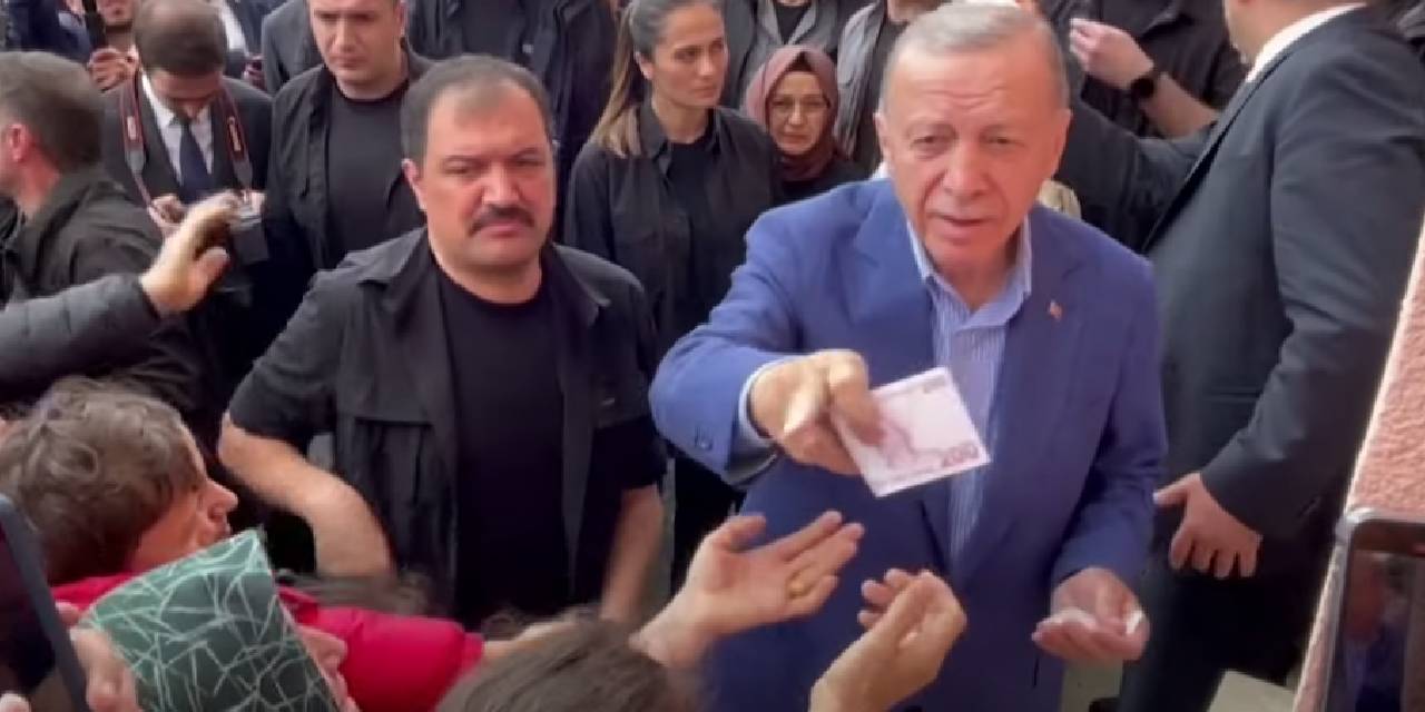 Oyunu Kullanıp Seçmene Para Dağıttı... Erdoğan'ın Dağıttığı 200 TL Dünya Basınını Sarstı