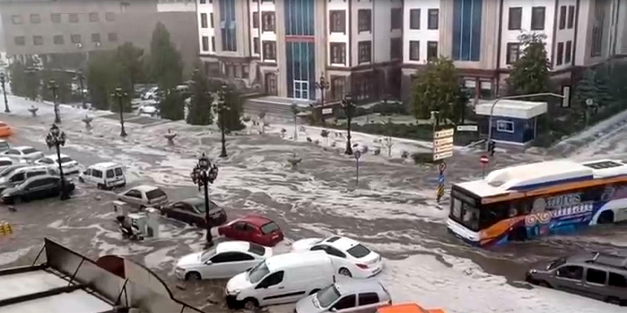 Ankara'da Dolu Korkuttu! Sokaklar Köpük Köpük...