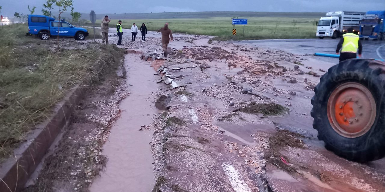 Sağanak yağış yolları kapattı: Sel yola kaya parçaları taşıdı