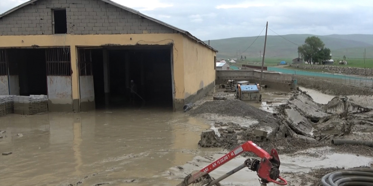 Sağanak yağış sebebiyle dereler taştı: 35 ev hasar gördü, bir köprü yıkıldı