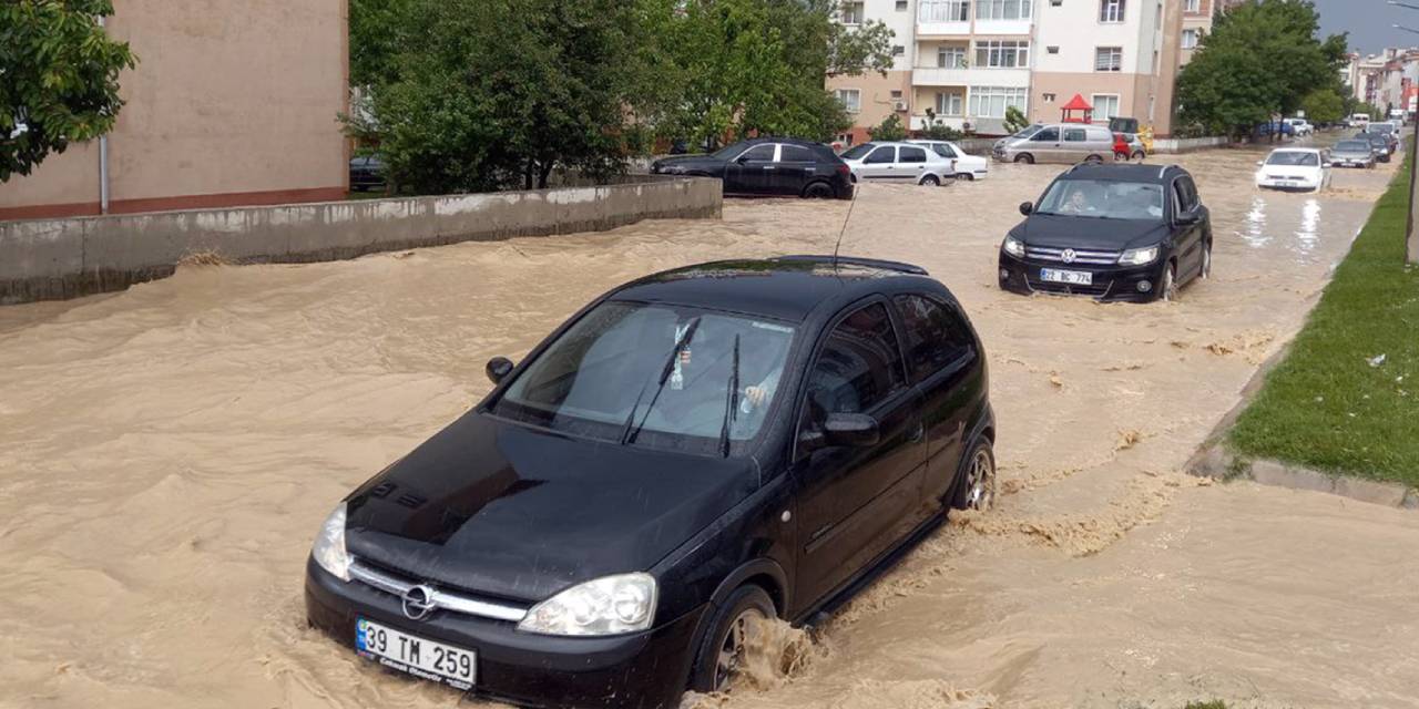 Edirne ve Çorlu'da kuvvetli yağmur nedeniyle sokaklar göle döndü