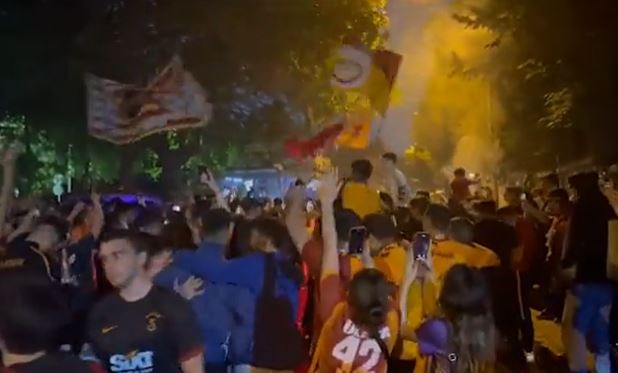 Galatasaraylı taraftarlar Florya'da şampiyonluğu kutluyor
