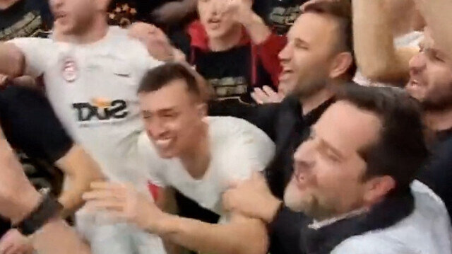 Galatasaraylı futbolcular hep bir ağızdan "Aşkın olayım" şarkısını söyledi