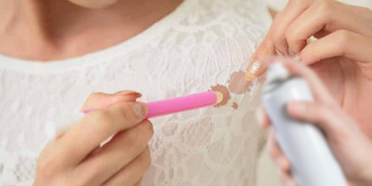 Giysilerinizi Makyaj Lekelerinden Saç Spreyi İle Koruyabilirsiniz!