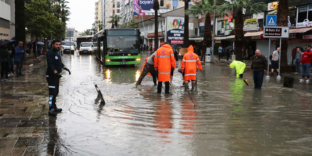 Sağanak yağış etkili oldu: Mazgallar tıkandı, cadde ve sokaklar suyla doldu