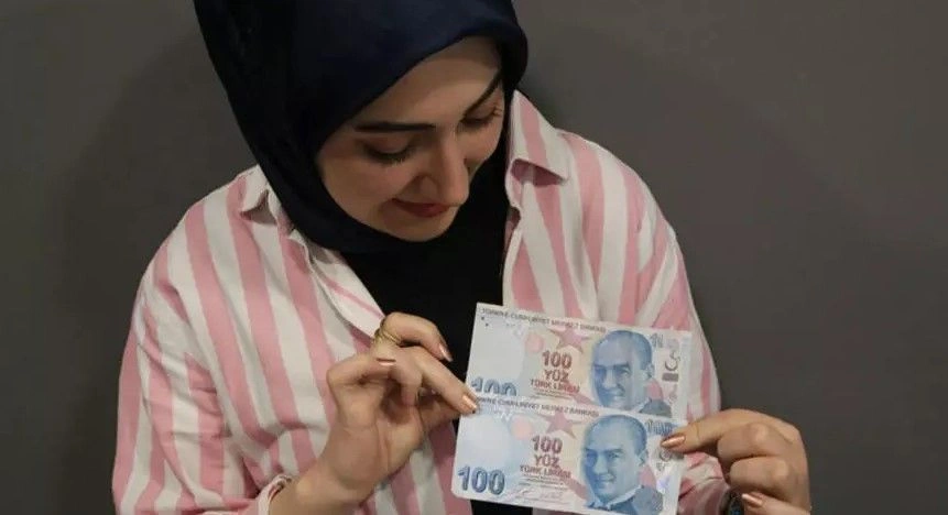 Hemen cebinize bakın. Bu 100 TL'nin değeri tam 100 Bin Lira. Bankadan maaşını çeken vatandaş şoke oldu