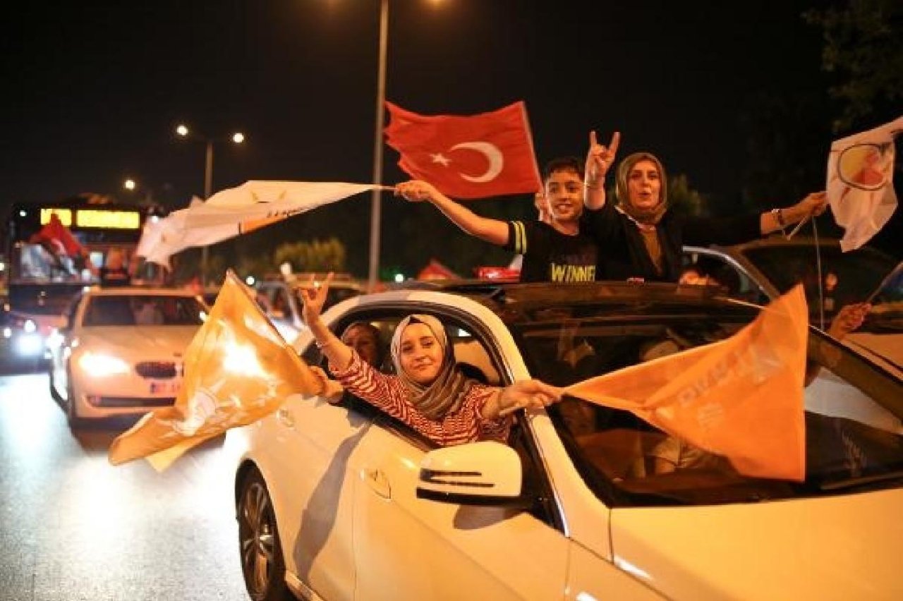 Kutlamalarda "bozkurt" işareti "rabia"yı geçti