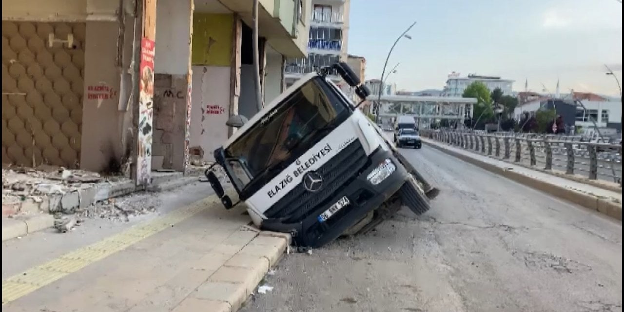 Bir anda yol çöktü, içine devrildi