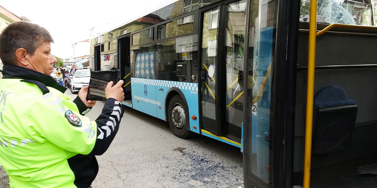 Faciadan dönüldü! İki belediye otobüsü çarpıştı, 15 yolcu yaralandı