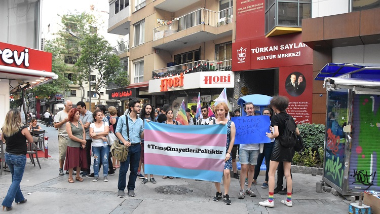 Trans cinayetleri, İzmir'de protesto edildi