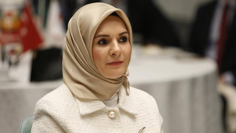 Aile Bakanı Göktaş, Belçika'daki ilk başörtülü vekildi