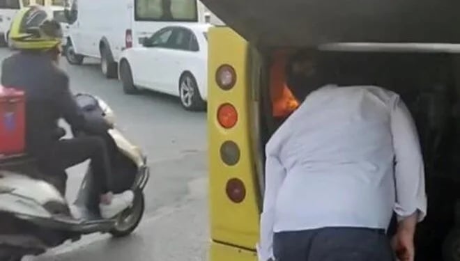 Yanan motoru üfleyerek söndürmeye çalıştı